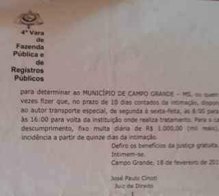 Mãe de menino com paralisia reclama da falta de transporte para chegar à instituição