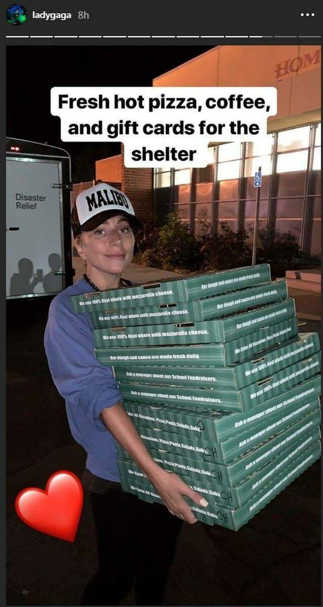Lady Gaga entrega pizza em abrigo na Califórnia após incêndio.