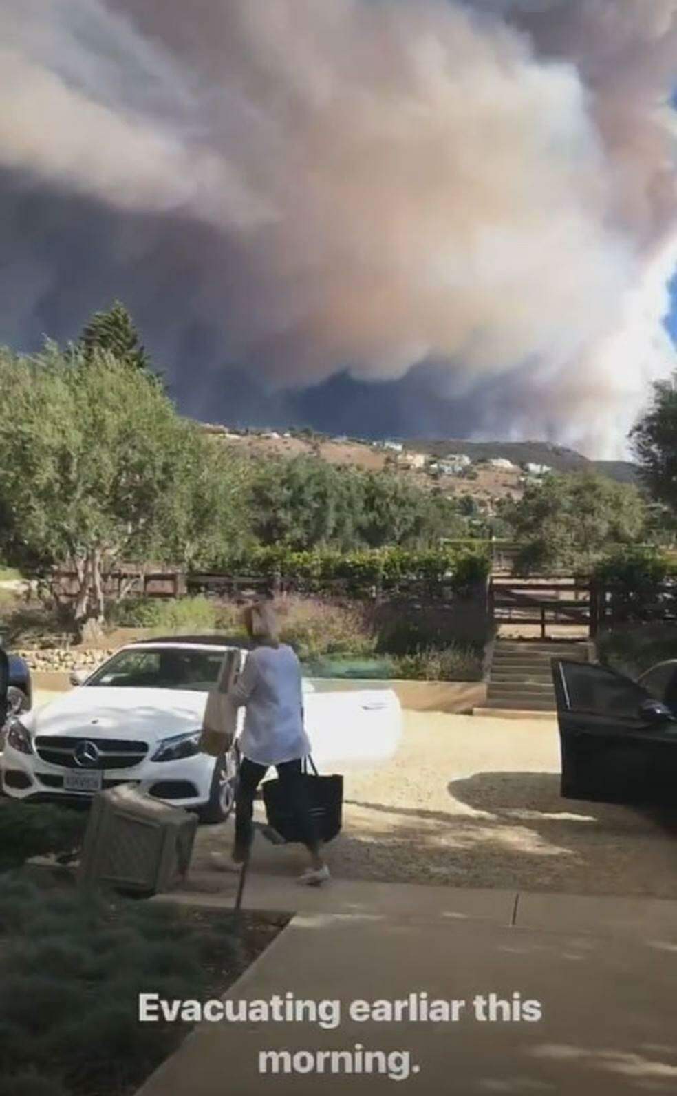 Lady Gaga entrega pizza em abrigo na Califórnia após incêndio.