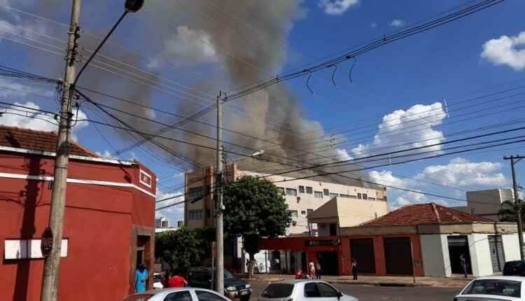 IMAGENS: incêndio destrói andar de Hotel Nacional em Campo Grande