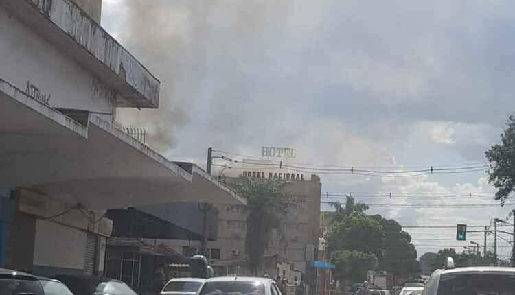 IMAGENS: incêndio destrói andar de Hotel Nacional em Campo Grande