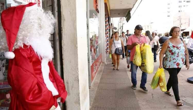 Compras para o Natal: 14 de julho tem realidades opostas em poucos metros no comércio