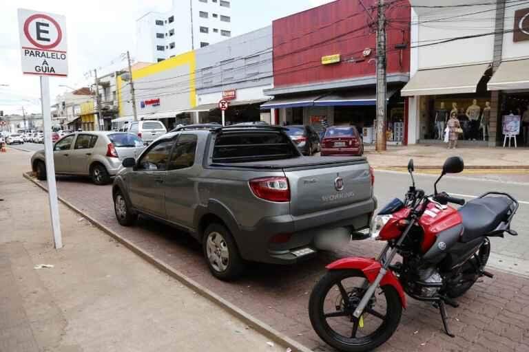 Carro é guinchado pelo Detran após parar em fila dupla na Rua 14 de Julho