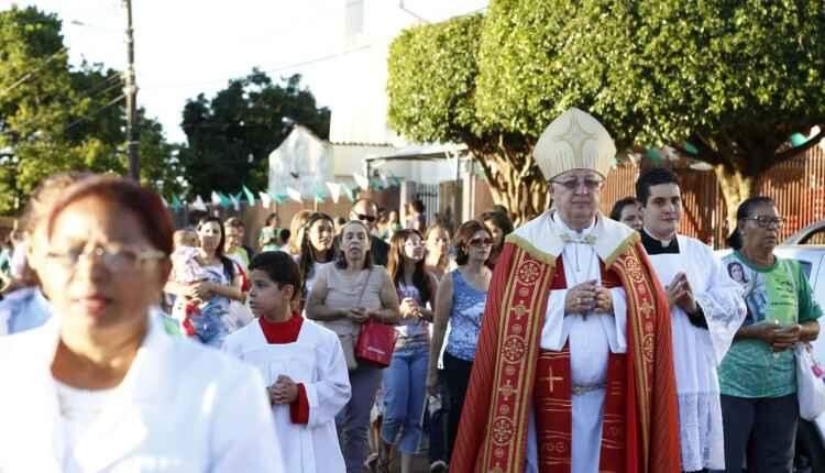 Procissão e missa marcam evolução de igreja filial para paróquia Santa Luzia