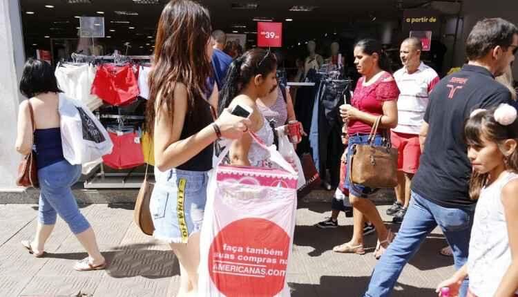 Compras para o Natal: 14 de julho tem realidades opostas em poucos metros no comércio