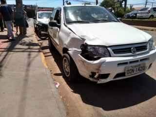 Foragido, motociclista bate em carro e tenta fugir antes da chegada do resgate