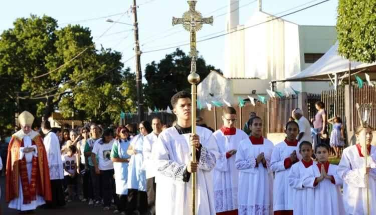 Procissão e missa marcam evolução de igreja filial para paróquia Santa Luzia