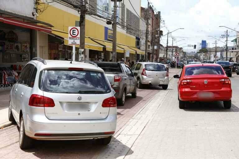 Carro é guinchado pelo Detran após parar em fila dupla na Rua 14 de Julho