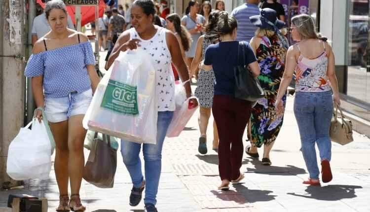 Compras para o Natal: 14 de julho tem realidades opostas em poucos metros no comércio