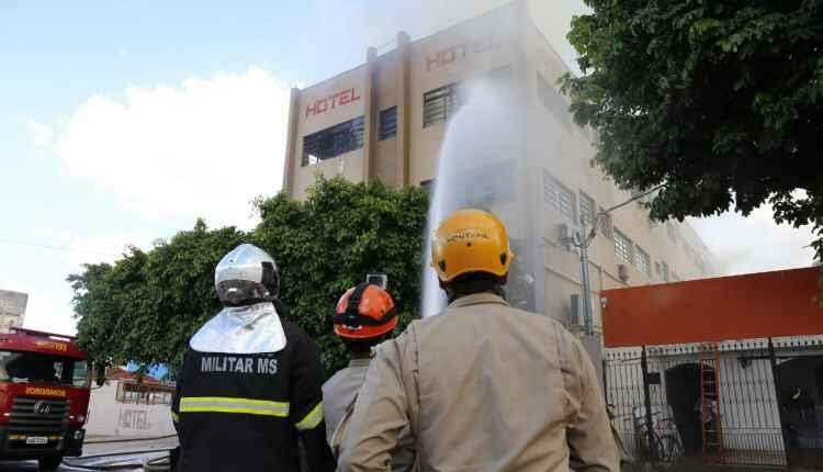 IMAGENS: incêndio destrói andar de Hotel Nacional em Campo Grande