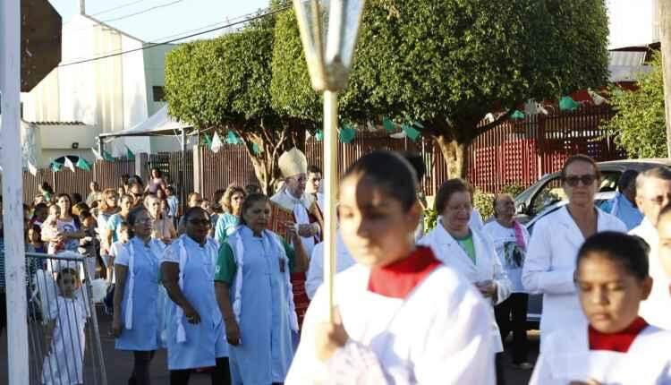 Procissão e missa marcam evolução de igreja filial para paróquia Santa Luzia