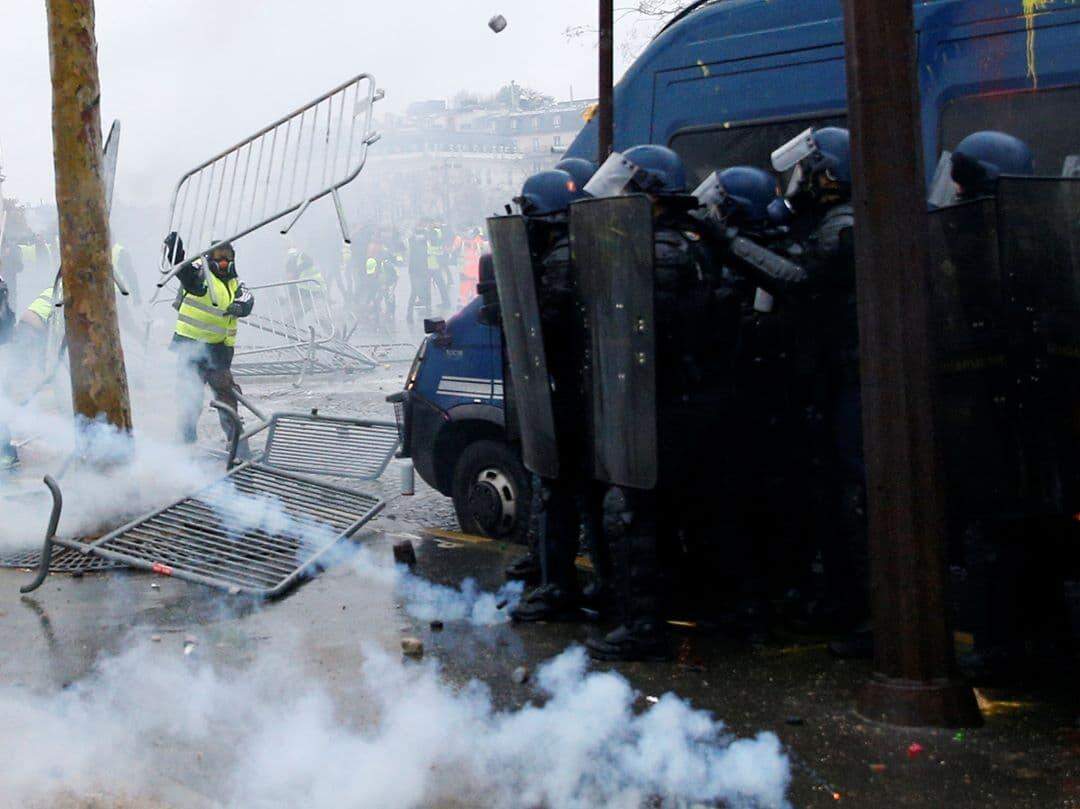 Coletes amarelos. As imagens da violência nas ruas de Paris.
