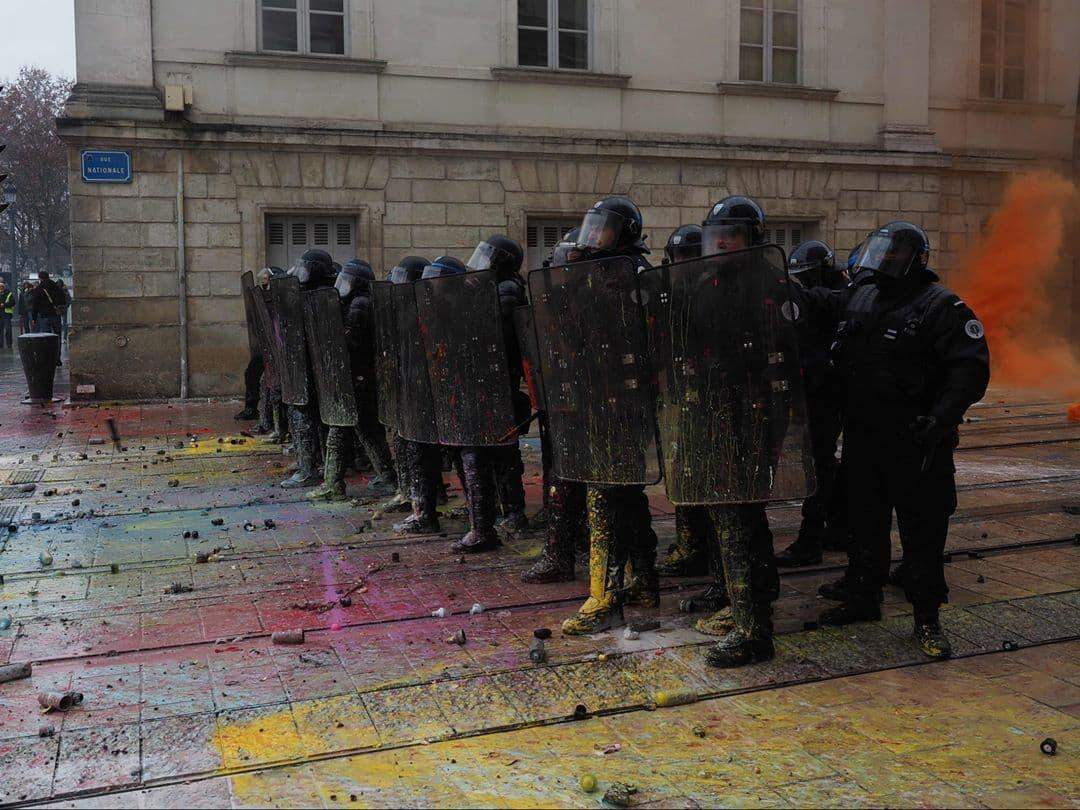 Coletes amarelos. As imagens da violência nas ruas de Paris.