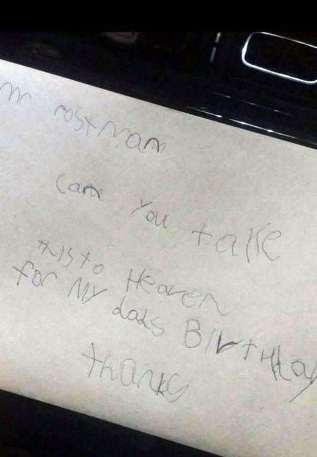 A comovente resposta do correio britânico ao menino que enviou uma carta ao 'céu' para o pai .