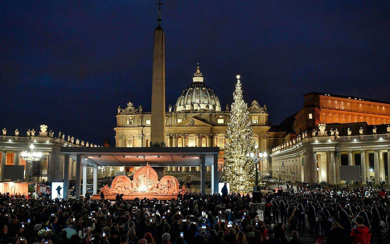 Árvore de Natal e presépio são inaugurados na Praça de São Pedro, no Vaticano.