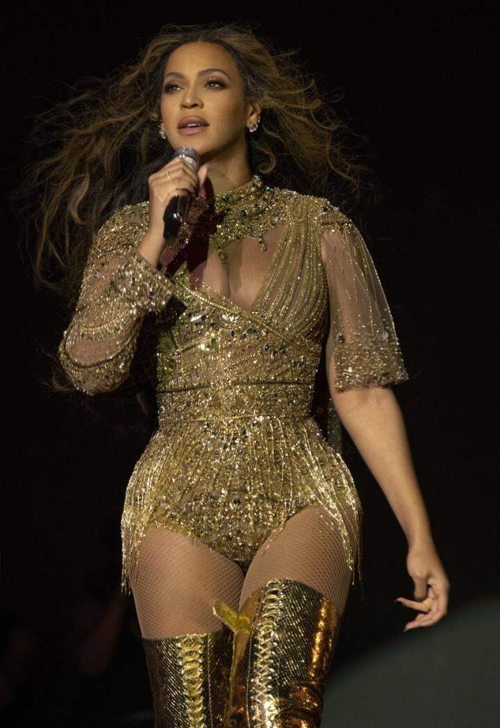 Beyoncé faz show em casamento da filha do homem mais rico da Índia.