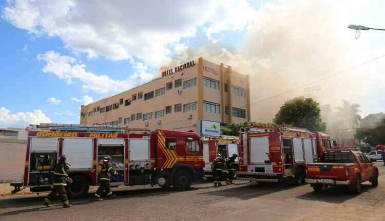 IMAGENS: incêndio destrói andar de Hotel Nacional em Campo Grande