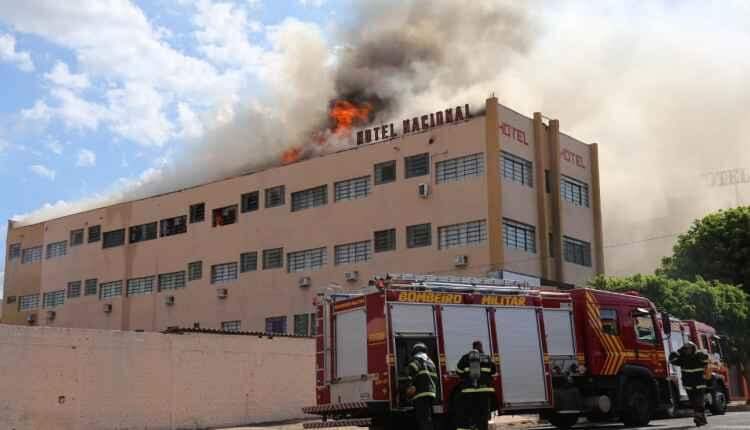 IMAGENS: incêndio destrói andar de Hotel Nacional em Campo Grande