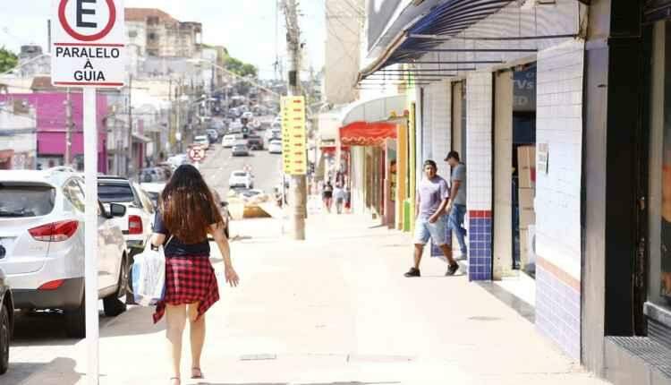 Compras para o Natal: 14 de julho tem realidades opostas em poucos metros no comércio