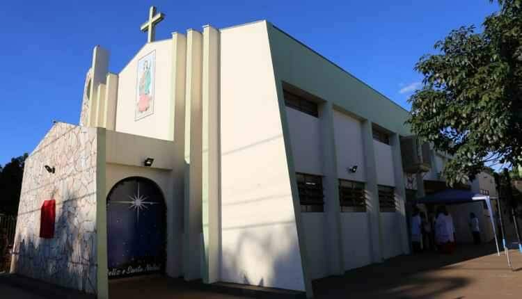 Procissão e missa marcam evolução de igreja filial para paróquia Santa Luzia