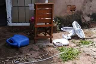 Idosa esquece ventilador ligado e tem parte da casa destruída em incêndio