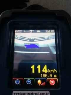 Condutor de Toyota Corolla é flagrado a 114 km/h na Duque de Caixas