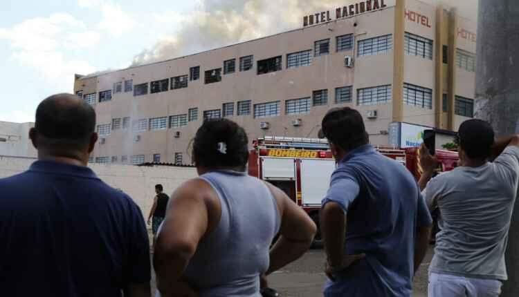 IMAGENS: incêndio destrói andar de Hotel Nacional em Campo Grande