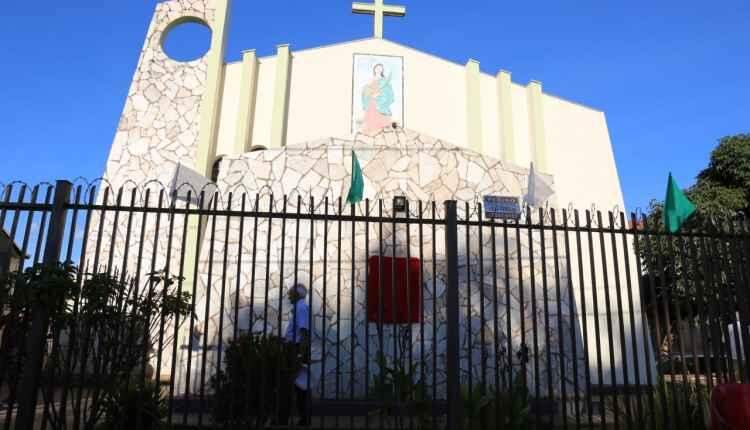 Procissão e missa marcam evolução de igreja filial para paróquia Santa Luzia