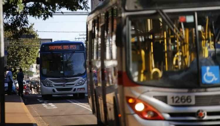 'Ruim, caro e atrasado': no 1º dia de aumento do passe de ônibus, usuários não economizam nas reclamações