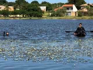 Ação de limpeza com mergulhadores retira 300 kg de lixo do fundo da Lagoa Itatiaia