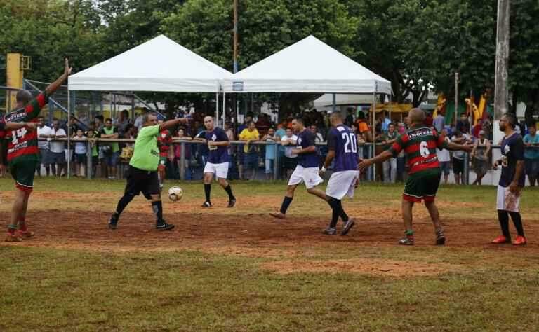 Jogo festivo reúne torcida e tem atração de ídolos e ex-jogadores no Coophatrabalho