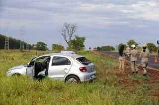 Depois de aquaplanar, carro capota com quatro passageiros na BR-262