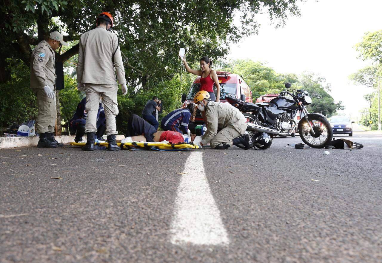 Duas motos colidem e quatro pessoas ficam feridas na entrada de Rochedinho