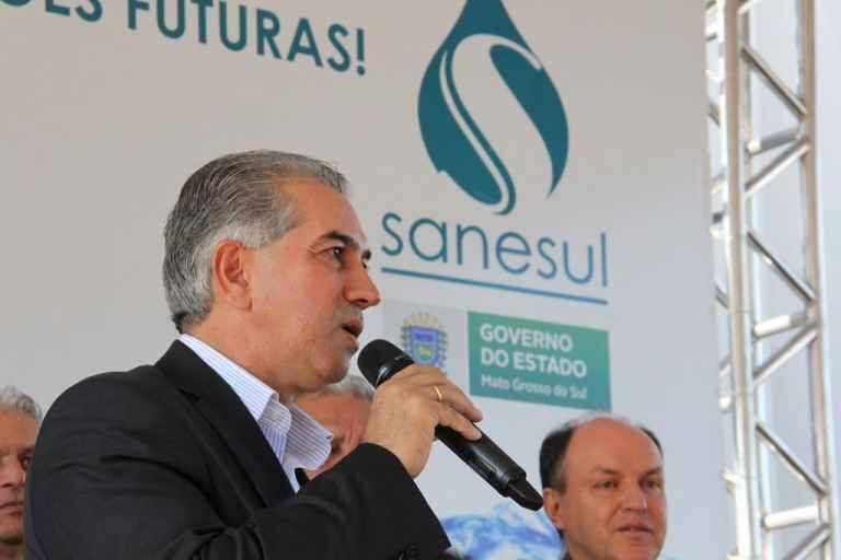 Reinaldo inaugura sistema de armazenamento de dados e entrega veículos à Sanesul