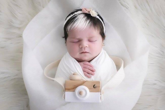 Bebê nasce com mecha branca no cabelo e faz sucesso nas redes sociais.