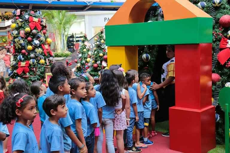 Presente de Natal: professora faz apelo e ‘encanta’ alunos de escola pública na 1ª visita ao cinema