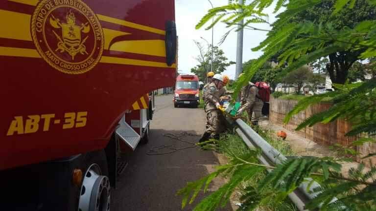 Homem pula em córrego, diz que fugia de assaltantes e é socorrido pelos bombeiros