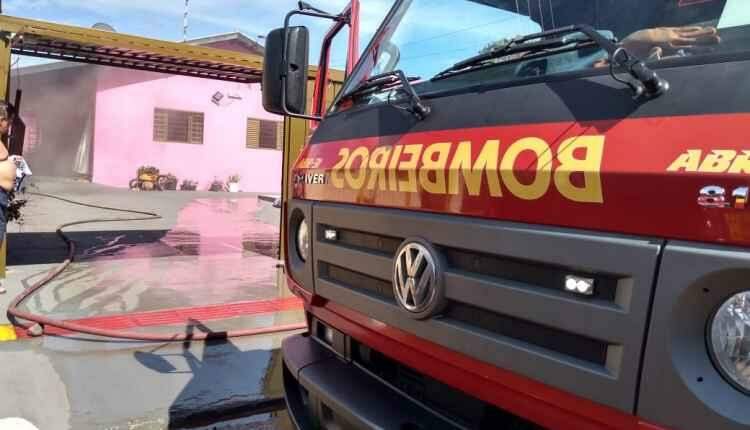 Adolescente vai parar em UPA após pane em ar condicionado causar incêndio em casa