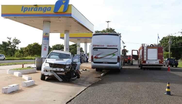 Ônibus com 29 passageiros bate em caminhonete e veículo destrói bomba de combustível em posto