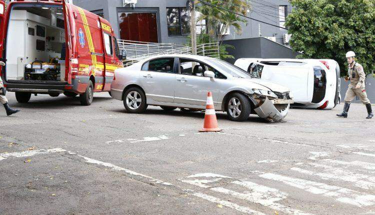 Kwid bate em Civic na 7, capota em cruzamento e Bombeiros resgatam mãe e filha feridas