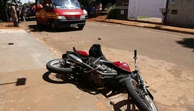 Motociclista é lançado em muro após bater em caminhão caçamba