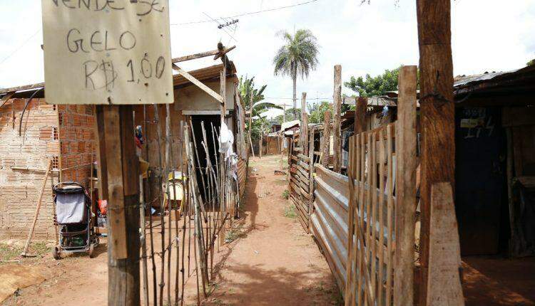 Grávida do 3º filho, Francielly precisa de ajuda para barraco não desabar na favela do Mandela