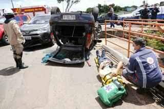 Após conversão irregular, motorista bate em carro, capota e por pouco não cai em córrego