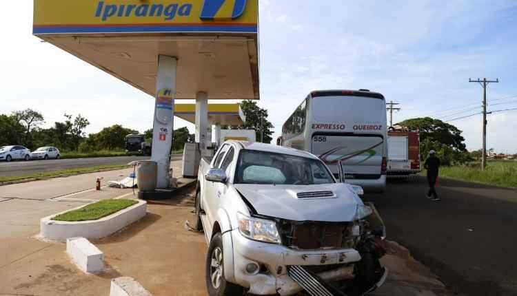 Ônibus com 29 passageiros bate em caminhonete e veículo destrói bomba de combustível em posto