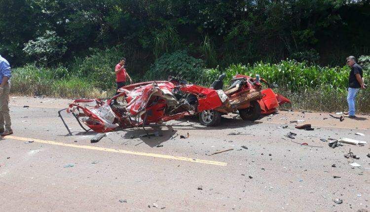 Brasileiro morre em acidente no Paraguai e carro fica destruído