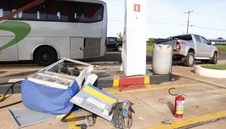 Ônibus com 29 passageiros bate em caminhonete e veículo destrói bomba de combustível em posto