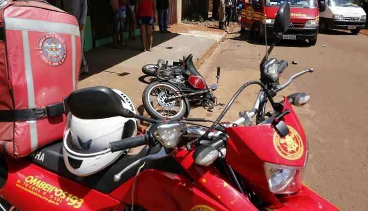 Motociclista é lançado em muro após bater em caminhão caçamba