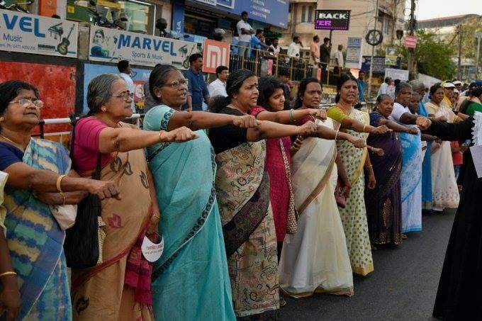 Mulheres na Índia formam barreira humana de 620 km pedindo igualdade.