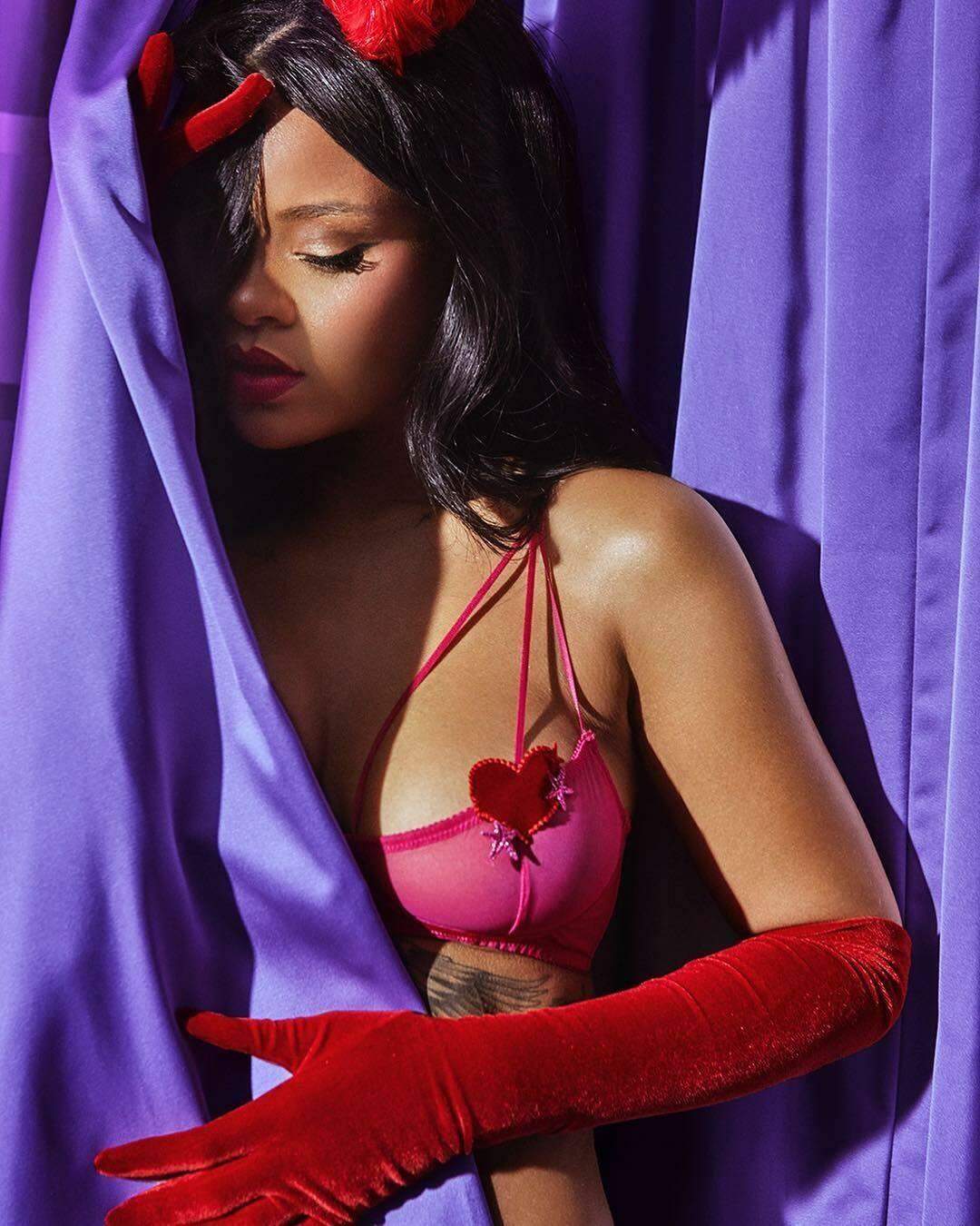 Rihanna lança coleção de Valentine's day da Savage X Fenty, sua marca de lingerie inclusiva.