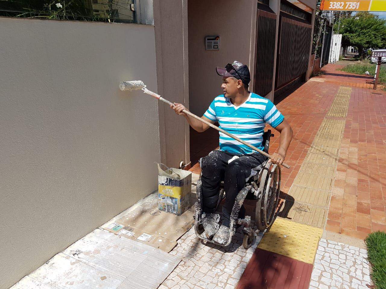 Bala perdida mudou para sempre vida de pintor que agora trabalha em cadeira de rodas